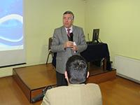 Prof. José Morandé, Director del IEI, da la bienvenida a los asistentes al seminario.