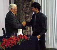 El Director de Postgrado, Profesor Walter Sánchez González, hizo entrega de la Beca José Garrido Rojas a Mariano Álvarez.