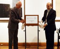 Pascal Lamy, y el Vicerrector (S) de Investigación y Desarrollo, Daniel Wolff, develaron la placa que conmemora el evento.
