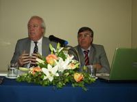 El ex Embajador Jorge Heine, junto al Director del IEI, profesor José Morandé Lavín, durante su conferencia en el Instituto.