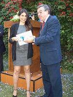 Julybeth Márquez recibe diploma de manos del Director del IEI.