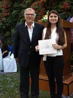 Carolina Orjuela recibe diploma de manos del profesor Francisco Prieto.