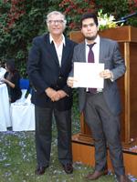 Vicente Ramos es felicitado por el profesor Francisco Prieto.