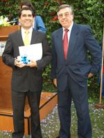 Daniel Soto recibe diploma de manos del Director del IEI, profesor José Morandé.