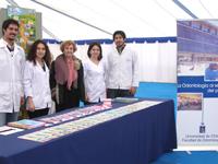 El equipo de estudiantes de Odontología junto a la Directora de Pregrado, Prof. Dra. Susana Encina.