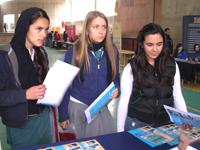 Los asistentes a la Feria Universitaria estuvieron muy motivados por conocer la carrera de Odontología en la Universidad de Chile.