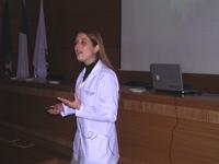 Dra. Silvia Monsalves Bravo, durante su exposición en los Coloquios de Investigación en Odontología.