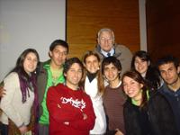 En la imagen: Prof. Dr. Marcelo Bader, Dra. Silvia Monsalves y alumnos de 2º Año de Odontología.