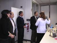La Prof. Nora Silva presentó el Laboratorio de Microbiología Bucal a las visitas.