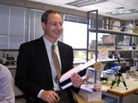 Dr. Silvio Gutkind mientras conocía el Laboratorio de Bioquímica Oral.
