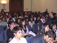Con un cerrado aplauso, por parte de los jóvenes estudiantes, concluyó la conferencia del Decano Ramírez.