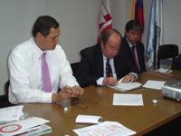 Decano Julio Ramírez firma convenio en Universidad del Valle, Colombia.