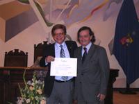 Dr. Rodolfo Miralles recibió distinción como Mejor Docente de Pregrado 2009 de manos del Vicerrector Íñigo Díaz.