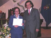 Sra. Fedora Tobar, funcionaria de la Facultad de Odontología, junto a Vicerrector Íñigo Díaz.