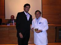 El Dr. Milton Ramos recibió el reconocimiento entregado por el CEO.