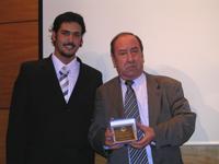 El CEO 2008-2009 entregó un reconocimiento al Decano Julio Ramírez por el apoyo brindado a su gestión.