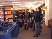 Colegio Internacional Sek en su recorrido por la Biblioteca de la Facultad de Odontología.