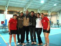 Selección de Tenis de Mesa Damas junto a alumnos de Odontología.