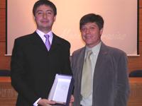 Dr. Cristián Reyes, elegido Mejor Alumno de la Generación 2007-2009, junto al Dr. Palomino.