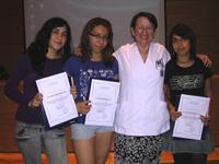 Prof. Leyla Gómez junto a alumnas del Liceo Nº 7 de Niñas.