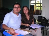 Diego Avio Barra y su Madre Daniela Barra, fueron los primeros en llegar matricularse en Odontología.