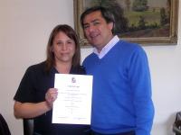 Sra. Verónica Espinoza recibió certificación del Taller de Atención al Cliente.