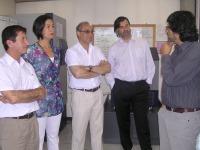 Autoridades visitan Laboratorio de Biología Periodontal y son recibidos por el Dr. Rolando Vernal.