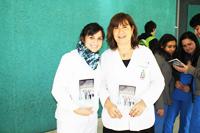 Anette Vistoso, alumna de 4º Año de Odontología, y Prof. Nora Silva, Directora de Pregrado