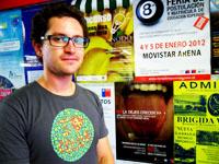 Ignacio Castañón, ganador del Concurso "Aprendiendo a Prevenir en Odontología", junto a su afiche publicado en Metro Informa