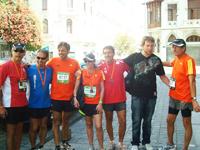El ambiente de camaradería en el Maratón de Santiago 2012