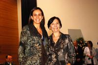 Prof. Pía Villanueva junto a Decana Cecilia Sepúlveda, durante ceremonia de Reconocimiento