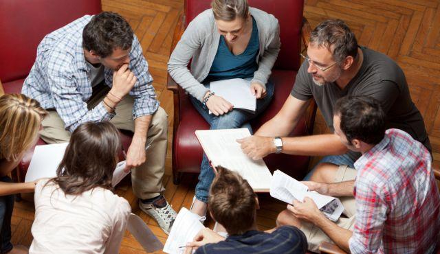 Imagen referencial de profesores trabajando juntos