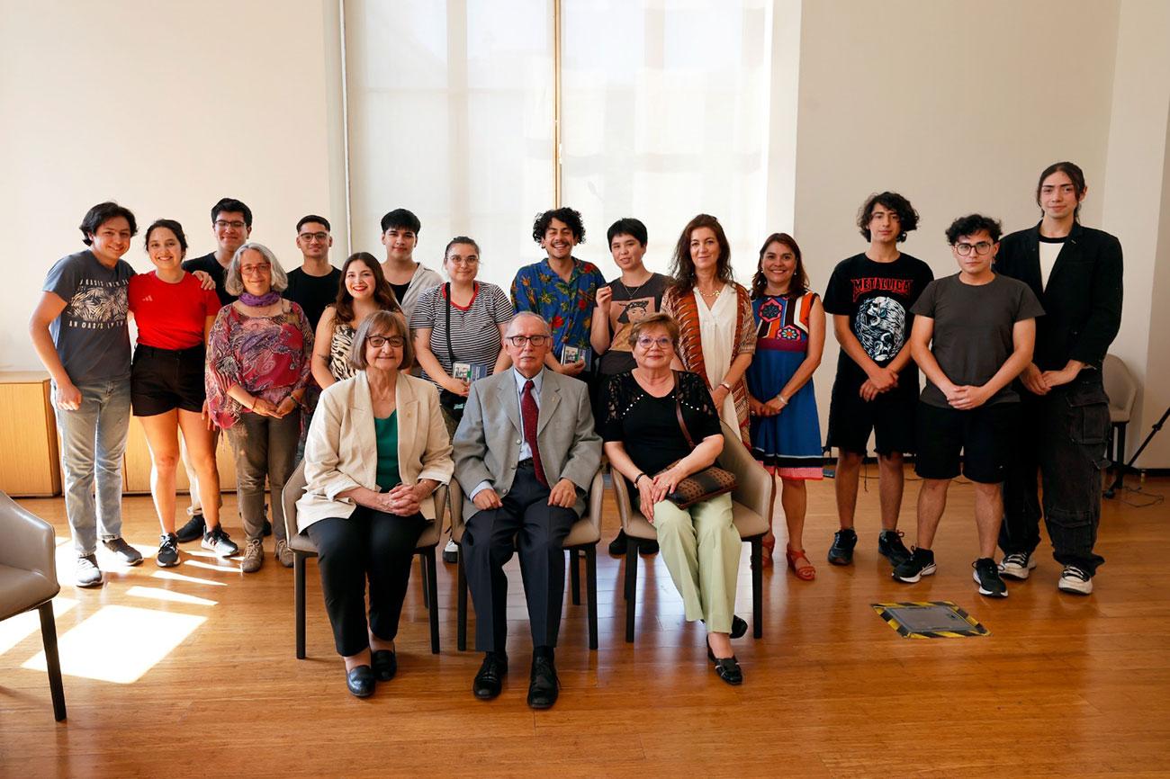 Estudiantes Uchile dialogan con el Profesor Emérito Gilberto Sánchez sobre lingüística y cultura