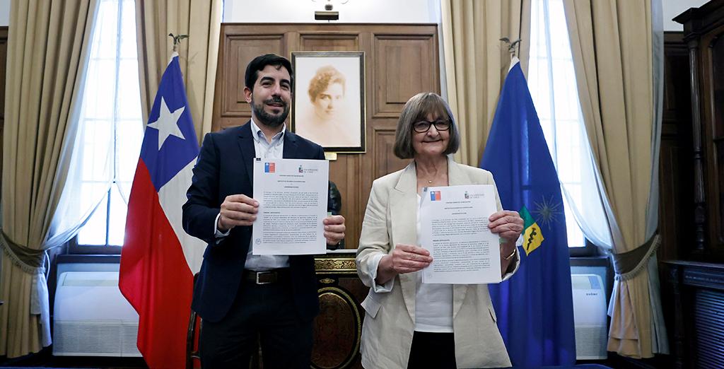 Universidad de Chile e INDAP firman acuerdo para la preservación de la artesanía tradicional