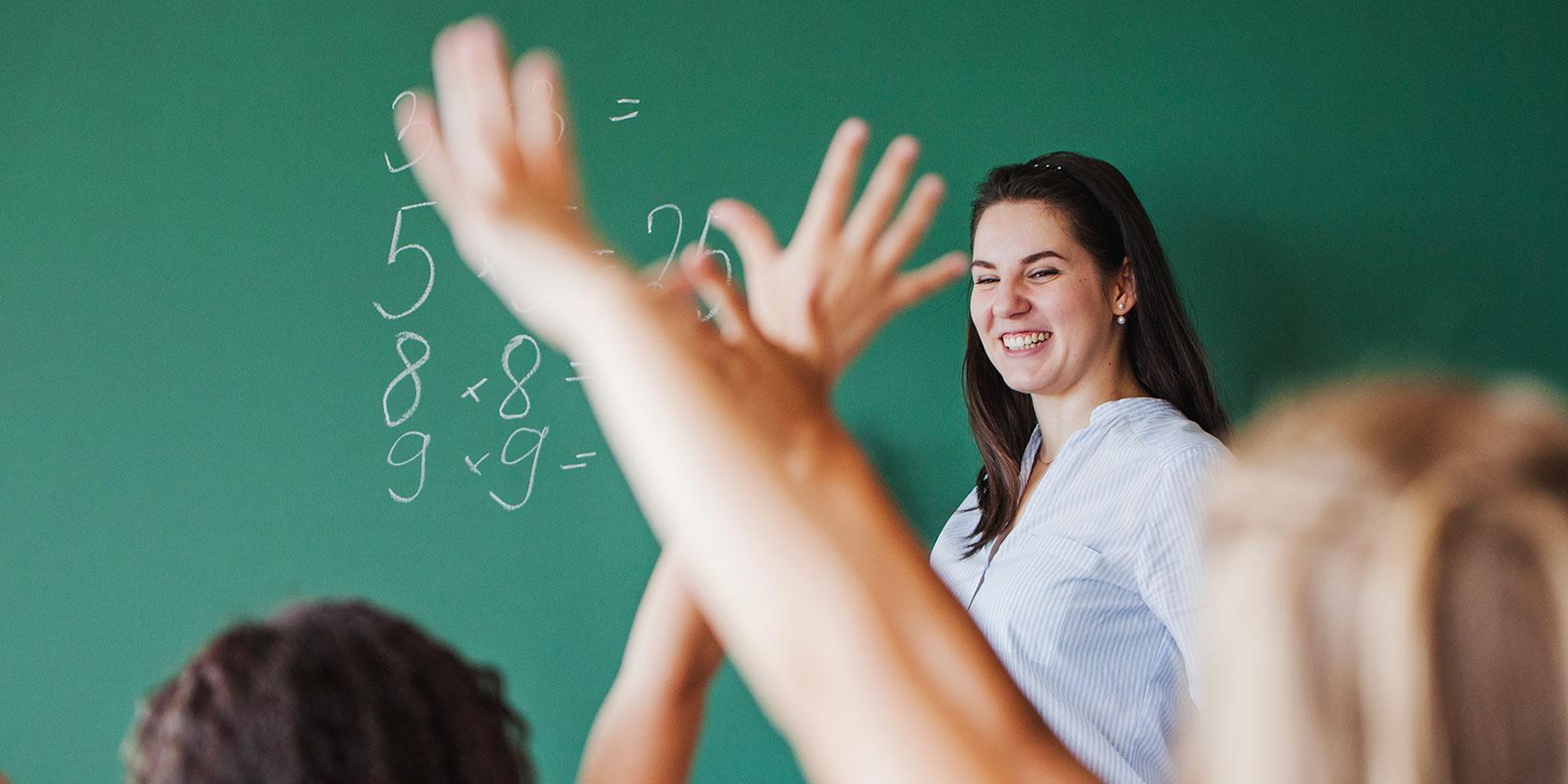 Abandono docente en la educación pública llega sólo a 4% anual y profesores se mantendrían 25 años en ejercicio