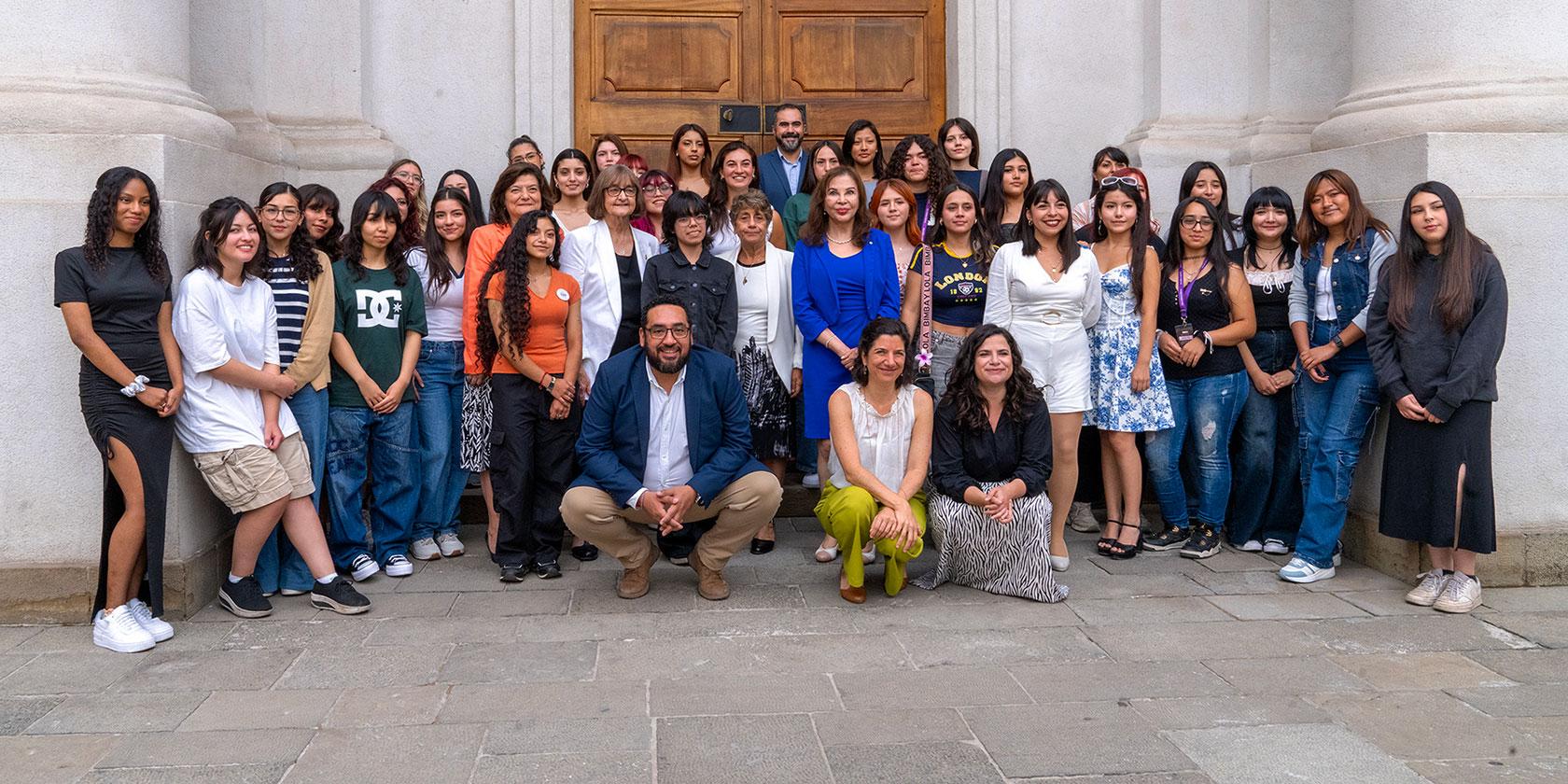 Futuras estudiantes de carreras de STEM fueron recibidas en La Moneda por ministras y rectoras