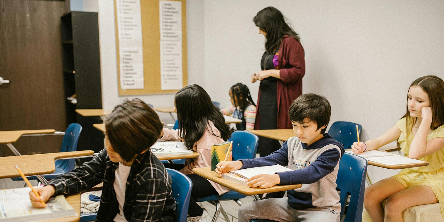 Artículo de Prorrectora Alejandra Mizala: "Estereotipos y brechas de género en educación"