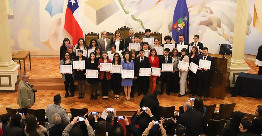 Universidad de Chile tituló a su primera generación de estudiantes de Ciencia Política