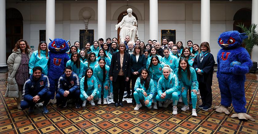 Más de 50 jugadoras del plantel de fútbol femenino del Club Universidad de Chile visitaron la Casa Central