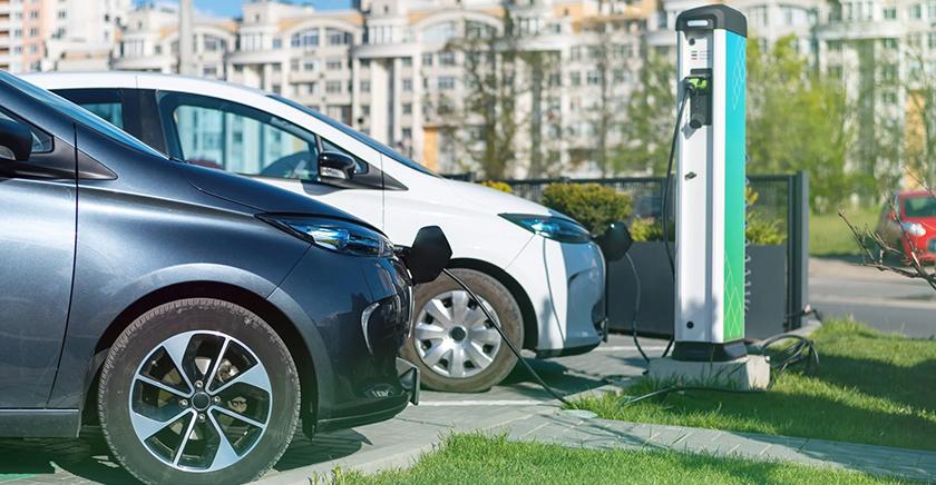 ¿Es conveniente comprar un auto eléctrico hoy? Expertos analizan la baja de precios y las proyecciones a futuro