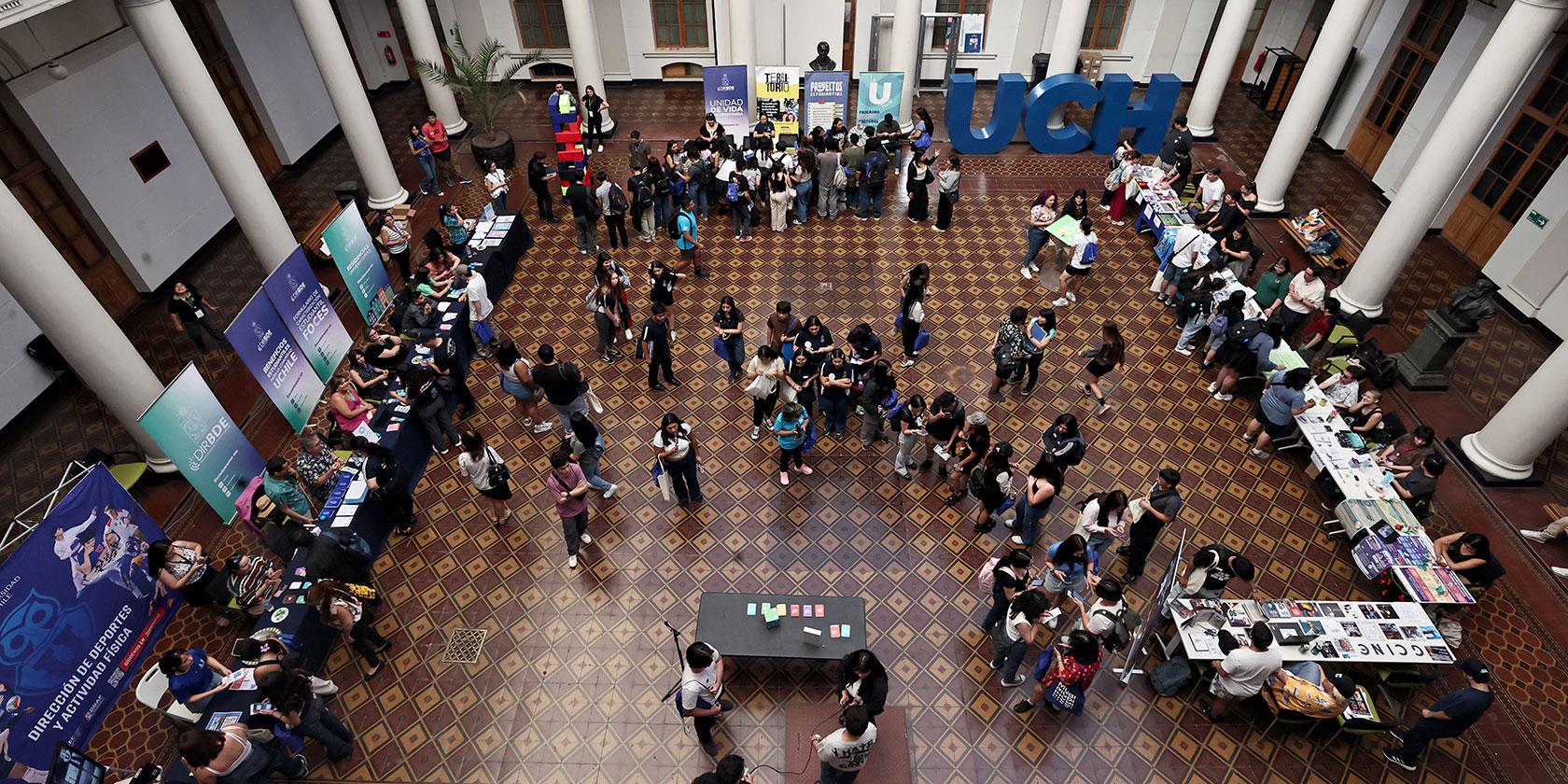 U. de Chile recibe a estudiantes de primer año y sus familiares en Casa Central