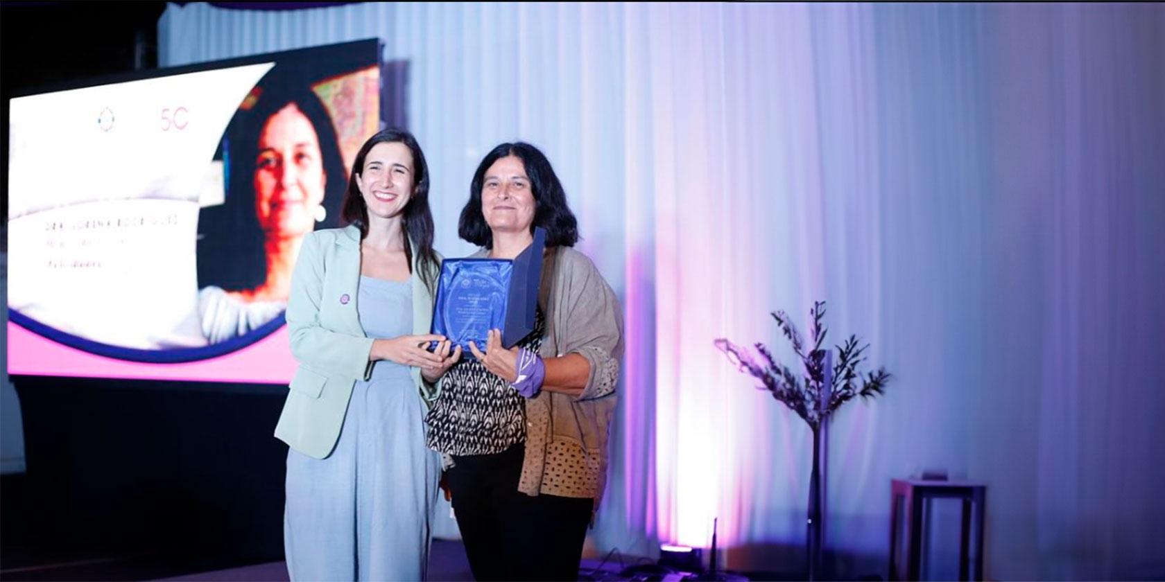 Colegio Médico distingue a Directora de la Escuela de Salud Pública con Premio Eloísa Díaz