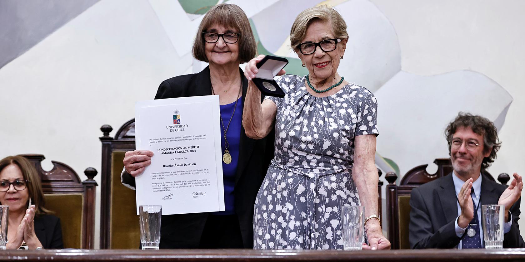 Académica Beatrice Ávalos recibió la Condecoración al Mérito Amanda Labarca 2024