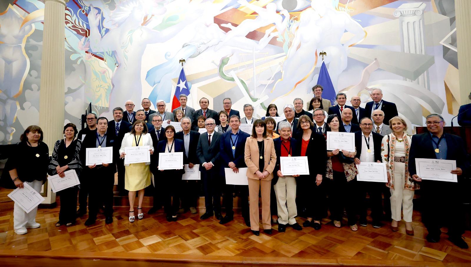 Universidad de Chile honra 40 años de servicio de 52 integrantes de su comunidad