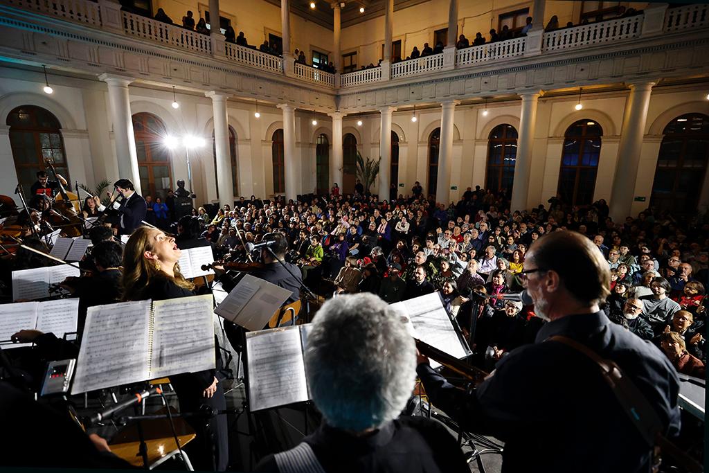 Para la vicerrectora de Extensión y Comunicaciones, Pilar Barba, este concierto se enmarca en la agenda de democracia por los Derechos Humanos y la conmemoración de los 51 años del golpe de Estado en Chile “y nos recuerda el compromiso de nuestra Universidad con la democracia”. 