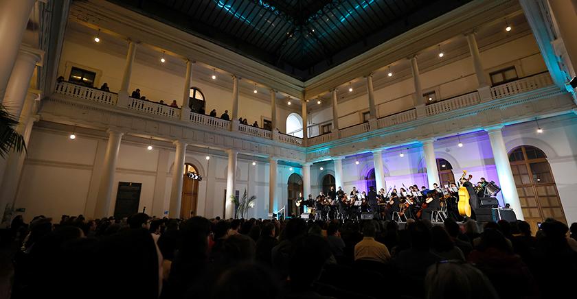 “Santa María de Iquique. Cantata Popular” emociona a la comunidad en concierto gratuito en la U. de Chile