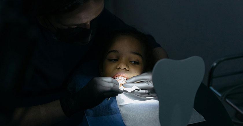 Odontólogos Uchile revelan disparidades en caries según nivel socioeconómico y ruralidad