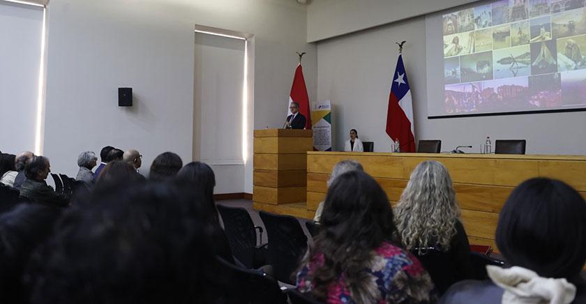 Exministro egipcio de Turismo y Antigüedades Khaled El-Enany dictó charla en la U. de Chile