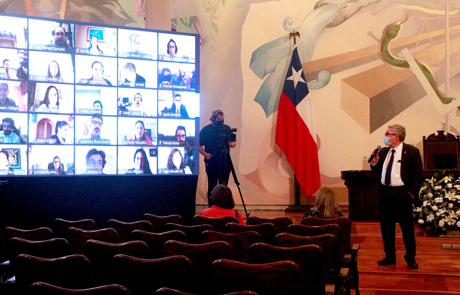 Universidad de Chile entregó Medalla Doctoral a 222 nuevos graduados y graduadas