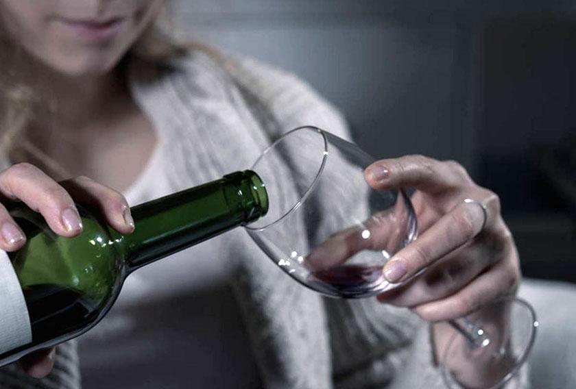 Clínica SER - ¿Por qué se llega a la adicción? - mujer sirviendo vino en una copa